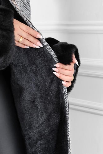 فروة شتوية طويلة مطرزة على الأطراف مزودة بجيب وفرو...