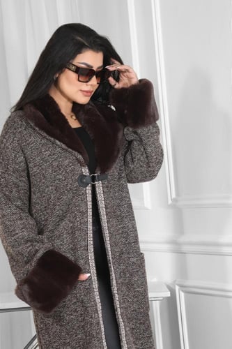 فروة شتوية طويلة مطرزة على الأطراف مزودة بجيب وفرو...