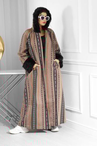 فروة شتوية طويلة مبطنة بالفرو من الداخل مطرزة سدو...