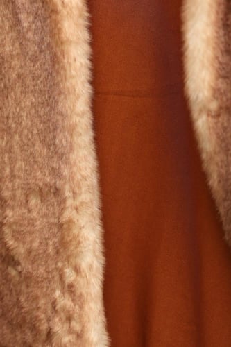 فروة شتوية طويلة فلو مبطنة بالفرو من الداخل مزودة...