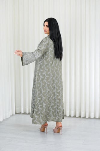 جلابية قماش بطول يصل للكاحل بياقة صغيرة وتطريز أني...