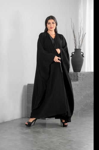 عباية بشت مخيط بشكل خطوط ناعمة وانيقة