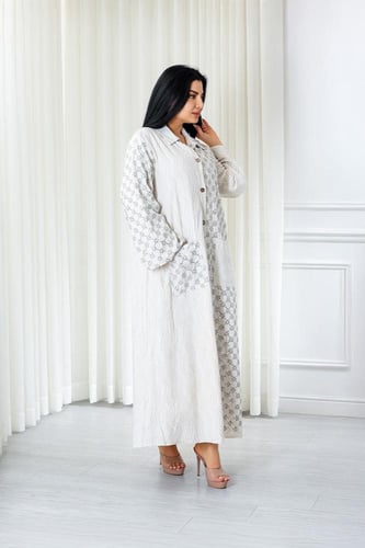 جلابية قماش بطول يصل للكاحل بأكمام واسعة وياقة وأز...