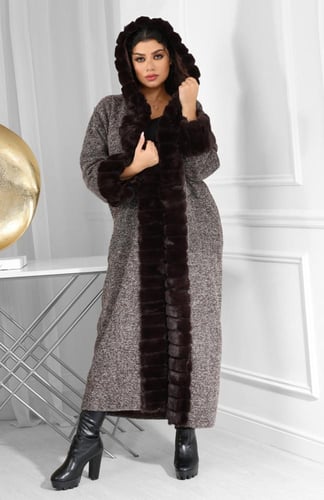 فروة شتوية بقبعة وفرو من الأمام والأكمام