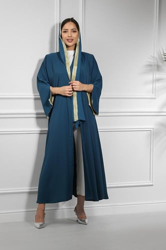 عباية بأكمام ملونة من الداخل