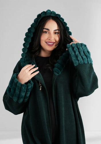 فروة شتوية طويلة محاطة بأكمام وقبعة فرو