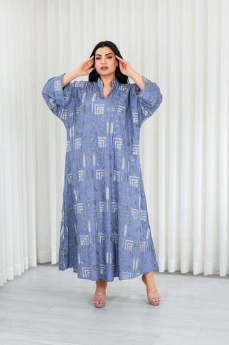 جلابية قماش بطول يصل للكاحل بأكمام واسعة وياقة مزي...