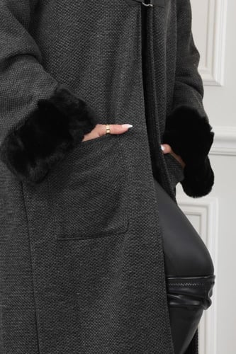 فروة شتوية طويلة مبطنة بالفرو من الداخل مزودة بفرو...