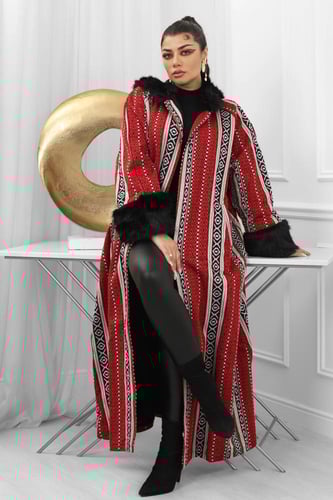 فروة شتوية طويلة مبطنة بالفرو من الداخل مطرزة سدو...