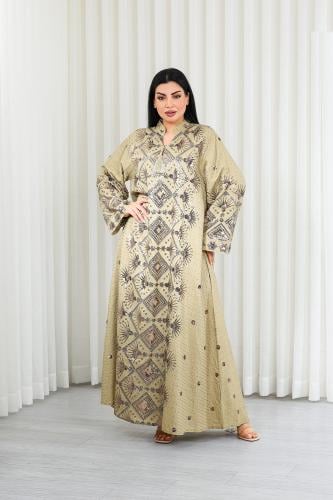 جلابية قماش بطول يصل للكاحل وياقة صغيرة مفتوحة على...