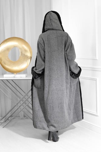 فروة شتوية طويلة مخططة مبطنة بالفرو من الداخل بجيب...