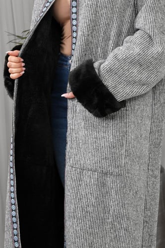 فروة شتوية طويلة مطرزة على الأطراف مزودة بجيب وفرو...