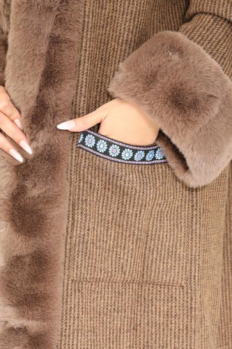 فروة شتوية طويلة مخططة مبطنة بالفرو من الداخل بجيب...