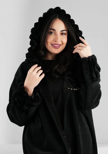 فروة شتوية طويلة محاطة بأكمام وقبعة فرو