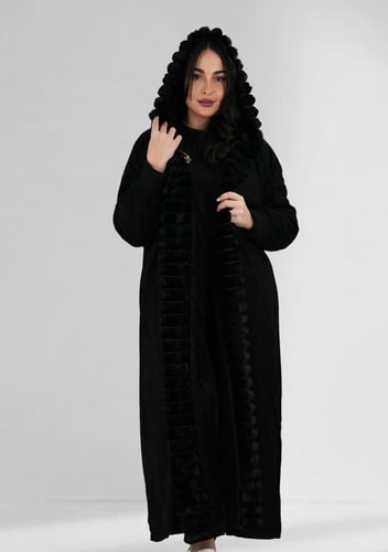 فروة شتوية طويلة مبطنة بالفرو من الداخل مزودة بأكم...