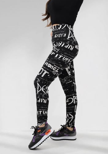 بنطال قطني سكيني بخصر مطاطي ومزين بنقشة بشكل كتابة...