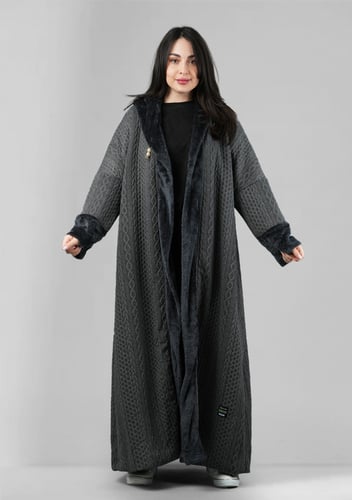 فروة شتوية طويلة مبطنة بالفرو من الداخل بتطريز طول...