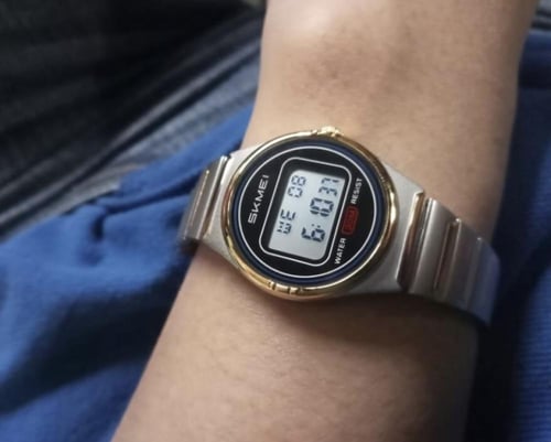 ساعه رقميه مقاومه للماء مناسبة من عمر الاشهر ل١٢ س...