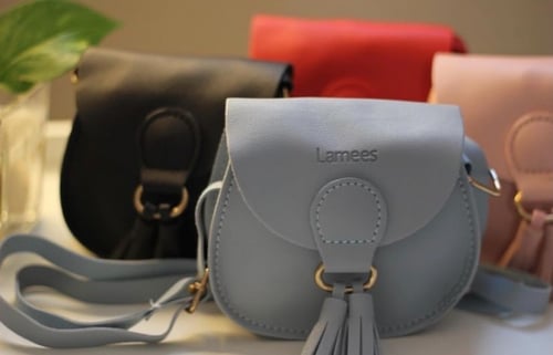 شنطة اطفال مع إمكانية حفر الاسم بالانقلش بطريقة اح...