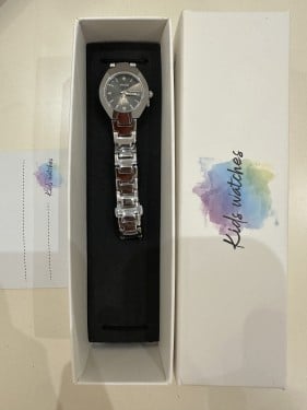 ساعة مناسبة لعمر سنة ومافوق(جميع الاعمارل