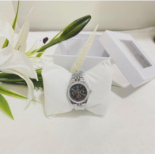 ساعة مناسبة من عمر سنة وما فوق(غير مقاومة للماء)