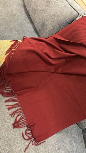 شال الاحمر الترند