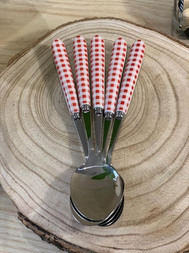 ملاعق أكل حمراء