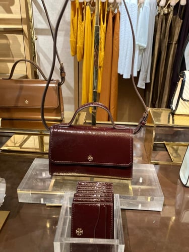 حقيبة توري بورش ايمرسون توب هاندل عنابي لماع فوري