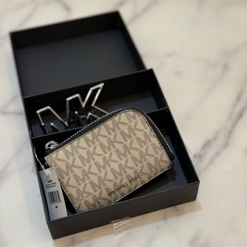 محفظة مايكل كورس مع ميدالية فوري