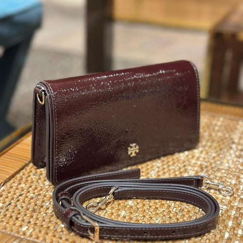 حقيبة توري بورش ايمرسون كروس بدي عنابي تصل خلال اس...