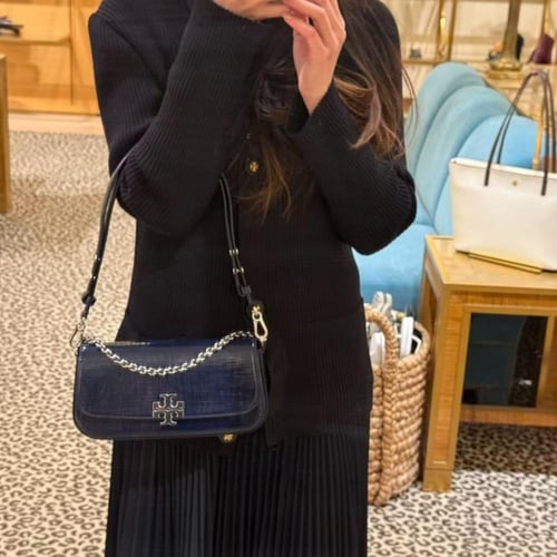 حقيبة كتف توري بورش برتن كحلي تصل خلال ٢-٤ أسابيع...