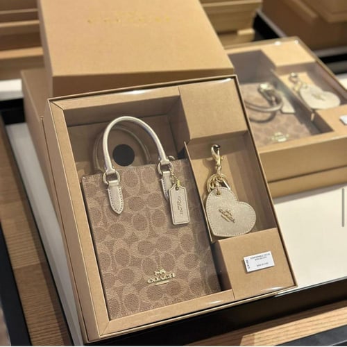 حقيبة كوتش ميني توت مع ميدالية مرايا وبوكس هدية فو...