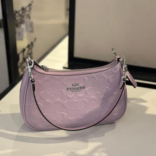 حقيبة كتف كوتش تيري جلد سيغنتشر مع تعليقة قلب تصل...