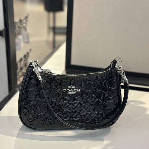 حقيبة كتف كوتش تيري جلد سيغنتشر مع تعليقة قلب تصل...