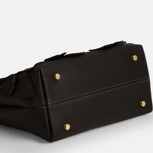 حقيبة كوتش ايموري بمقبض علوي مع زهور مطبقة تصل خلا...