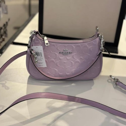 حقيبة كتف كوتش تيري جلد سيغنتشر مع تعليقة قلب تصل...