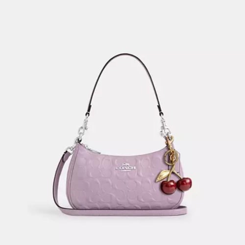 حقيبة كتف كوتش تيري جلد سيغنتشر مع تعليقة قلب تصل...