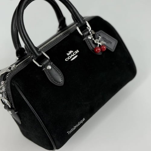 حقيبة كوتش ميني روان مخمل مع تشارم كرزة فوري