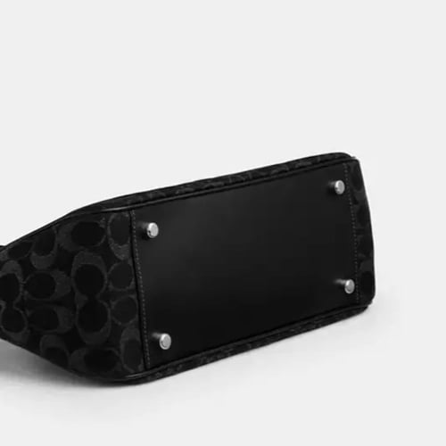 حقيبة كوتش آشر كتف سيغنتشر دنيم تصل خلال ٢-٤ أسابي...