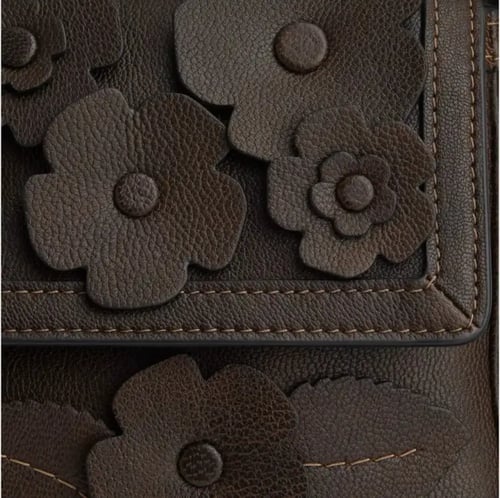 حقيبة كوتش ايتا سمول فلاب كتف مع زهور مطبقة تصل خل...