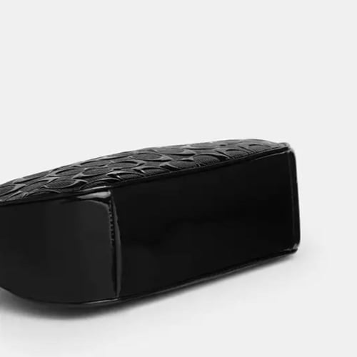 حقيبة كتف كوتش تيري جلد سيغنتشر مع تعليقة قلب تصل...