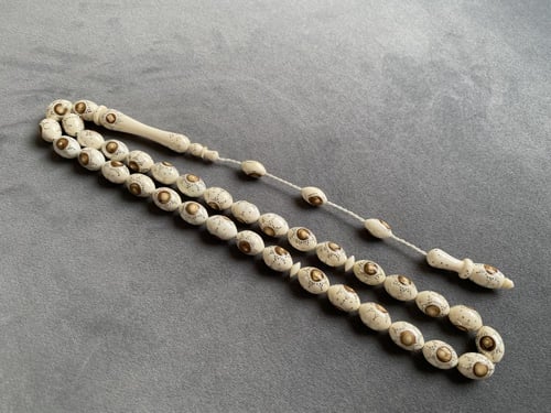 سبحة عاج فيل مطعّمة فضة ويسر أبيض