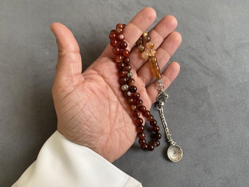 سبحة عقيق عسلي مدرّج