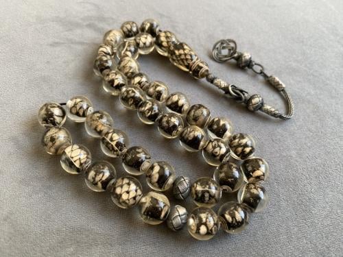 سبحة من الريزن و جلد الثعبان