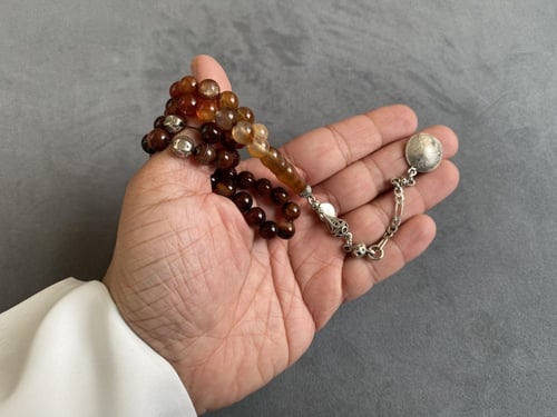 سبحة عقيق عسلي مدرّج