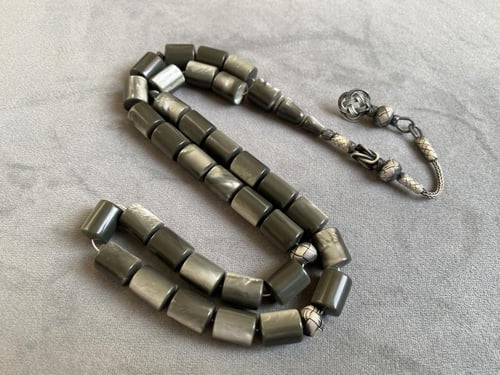 سبحة قلاليث رمادي دولفيني مزينة بفضة طرابزونيه