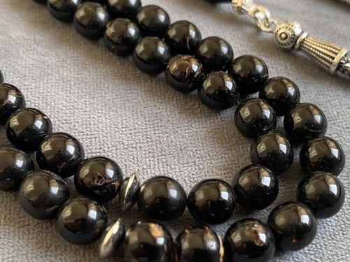 سبحة مرجان اسود(يسر) مع الفضة