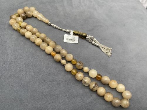 جلد ذئب و قرن كبش