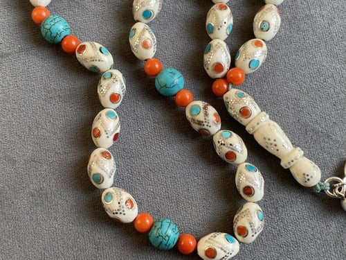 سبحة عاج فيل قديم مطعّمة فضة و مرجان و فيروز