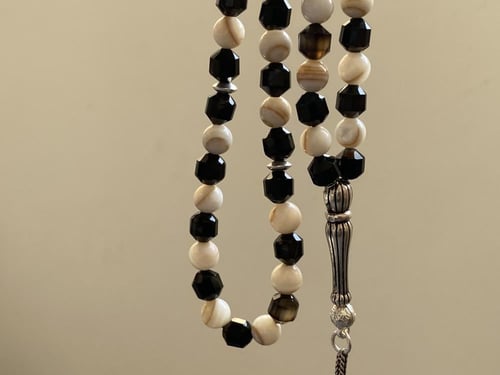 سبحة حجر عقيق أسود و صدف